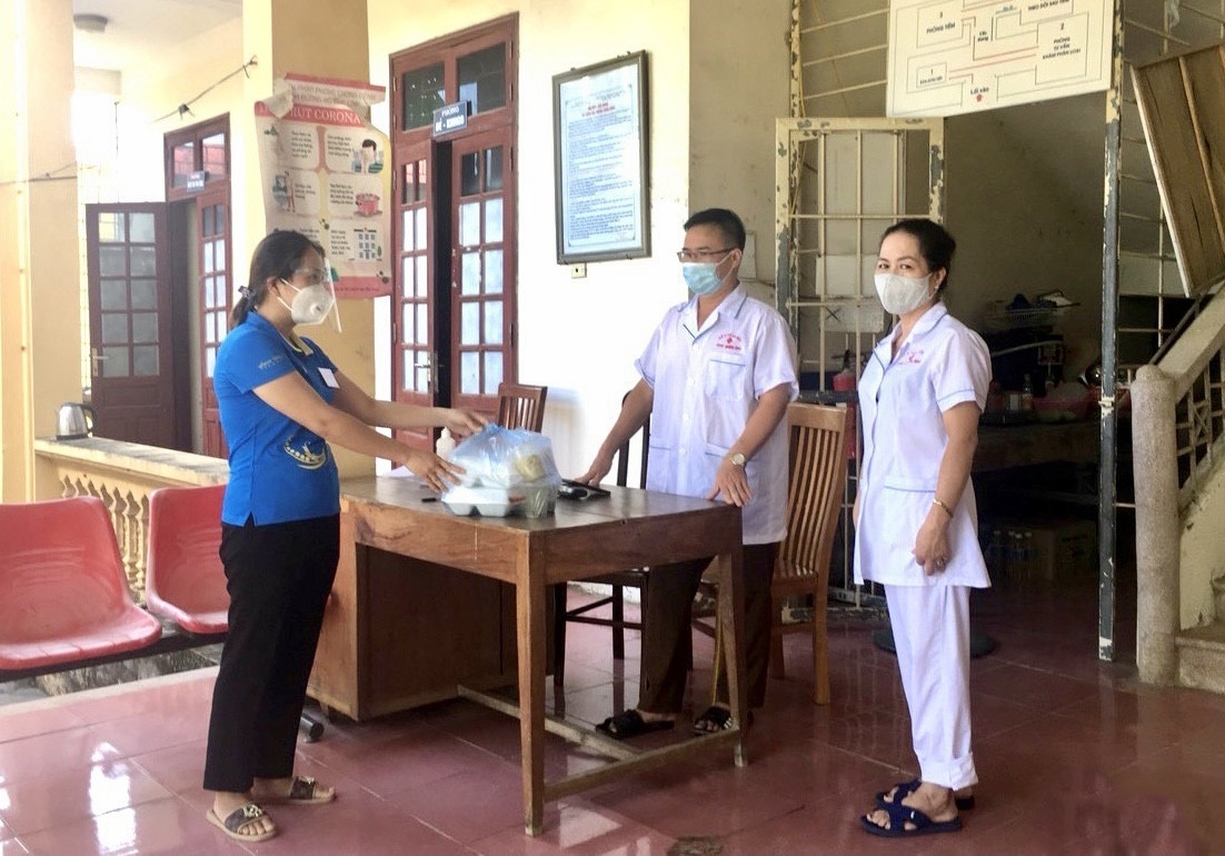 Người dân miền núi hỗ trợ đồ ăn cho lực phòng chống dịch xã Phú Mãn, huyện Quốc Oai 