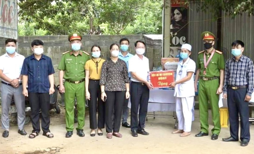Lãnh đạo huyện Ba Vì thăm và kiểm tra và tặng quà chốt kiểm dịch tại Khánh Thựợng, huyện Ba Vì