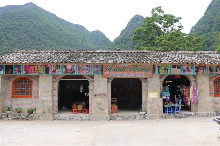 Nơi trưng bày sản phẩm của HTX Lanh Trắng phía trước Dinh thự họ Vương (xã Sà Phìn, huyện Đồng Văn, tỉnh Hà Giang). Ảnh: Thanh Thuận