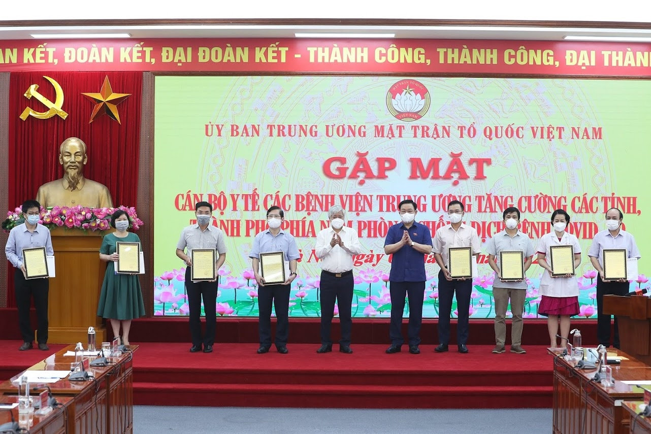Chủ tịch Quốc hội Vương Đình Huệ và Chủ tịch Ủy ban Trung ương MTTQ Việt Nam Đỗ Văn Chiến trao quà cho các y, bác sỹ đại diện cho gần 3.000 nhân viên y tế chuẩn bị lên đường tăng cường lực lượng phòng, chống dịch Covid - 19 cho TP Hồ Chí Minh và các tỉnh phía Nam
