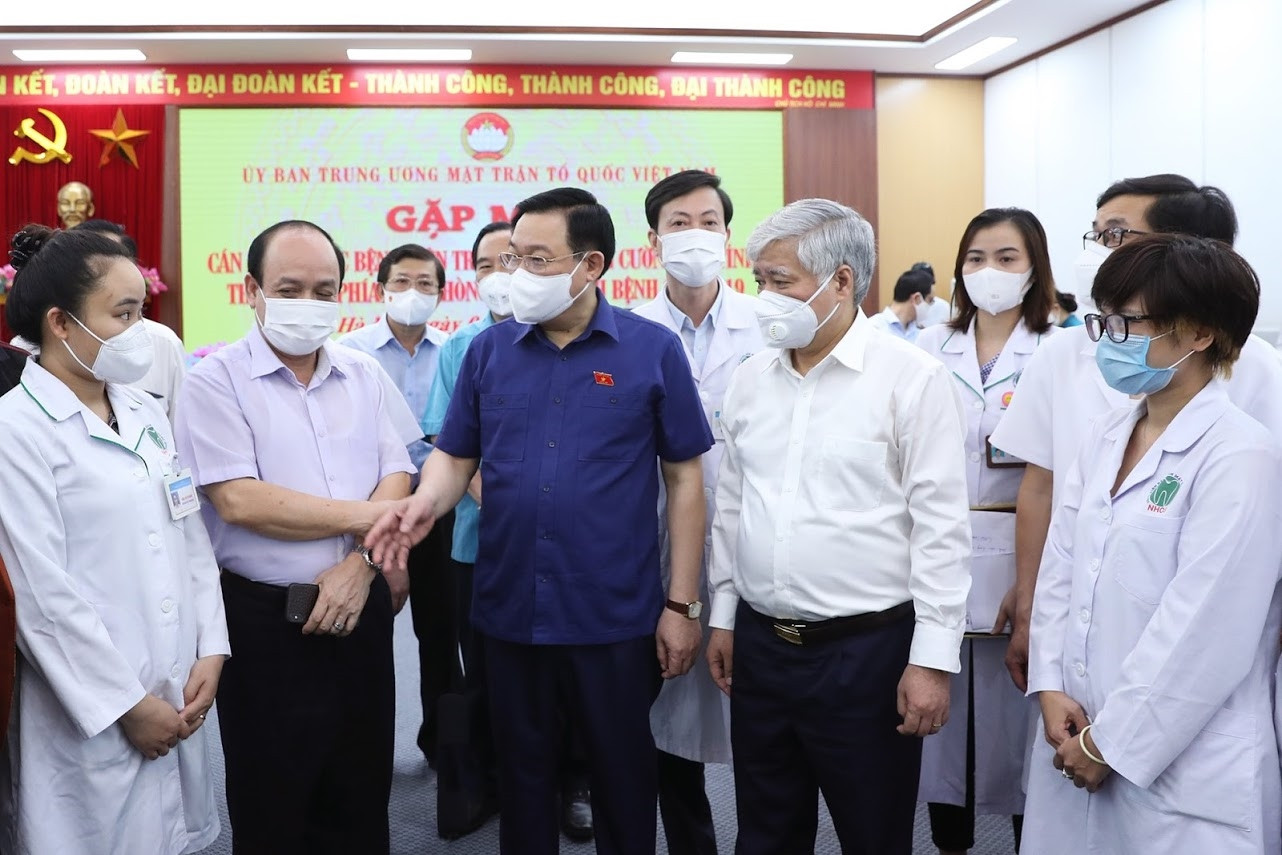 Chủ tịch Quốc hội Vương Đình Huệ và Chủ tịch Ủy ban Trung ương  MTTQ Việt Nam Đỗ Văn Chiến trò chuyện với các y, bác sỹ trong buổi Gặp mặt