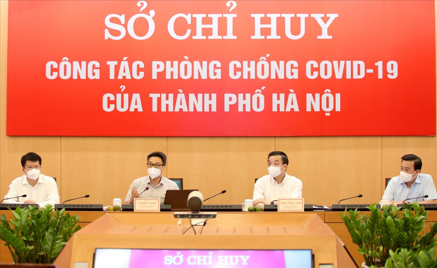 Phó Thủ tướng Vũ Đức Đam làm việc với Sở Chỉ huy phòng chống dịch Thành phố Hà Nội. Ảnh VGP/Đình Nam Phó Thủ tướng Vũ Đức Đam làm việc với Sở Chỉ huy phòng chống dịch Thành phố Hà Nội. Ảnh VGP/Đình Nam
