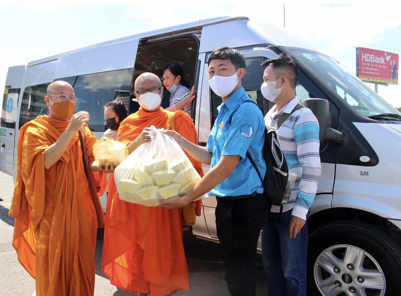 Hội Đoàn kết Sư sãi yêu nước TP. Cần Thơ tặng quà cho thanh niên tình nguyện trực chốt phòng, chống dịch Covid -19 trên địa bàn quận Bình Thủy Hội Đoàn kết Sư sãi yêu nước TP. Cần Thơ tặng quà cho thanh niên tình nguyện trực chốt phòng, chống dịch Covid -19 trên địa bàn quận Bình Thủy
