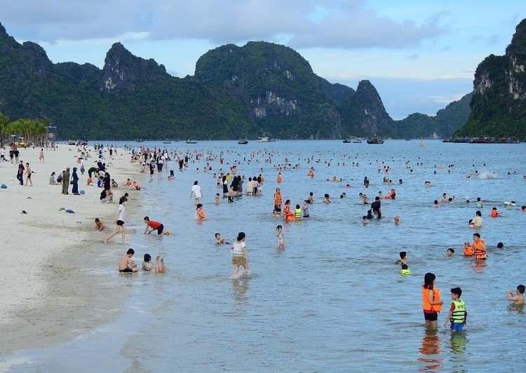Bãi tắm Hòn Gai trước khi bị cấm tắm