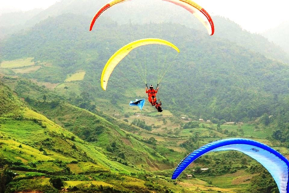 Trải nghiệm môn thể thao dù lượn vào mùa nước đổ ở Mù Cang Chải.