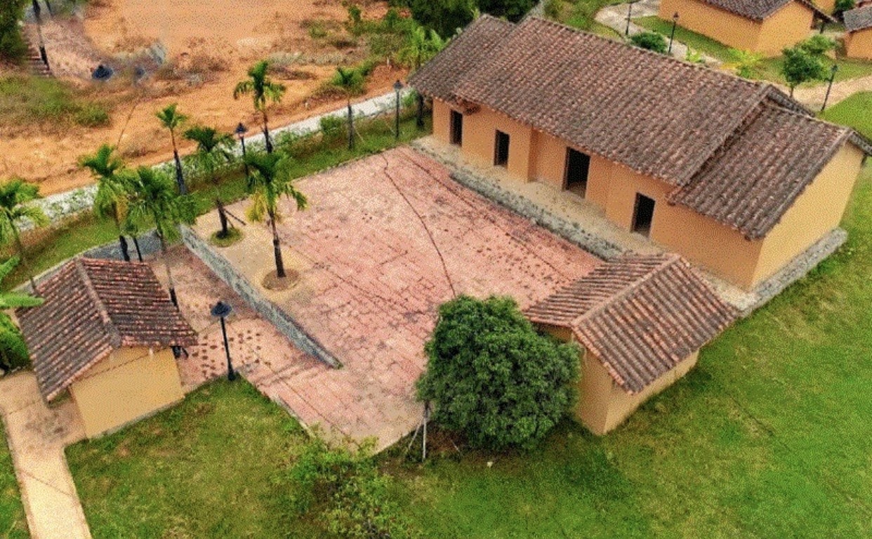 Kiến trúc nhà truyền thống của người Ngái hôm nay đã có những thay đổi nhất định, tổ hợp nhà chính, nhà bếp và chuồng nuôi gia súc được bố trí theo vòng tròn nhưng  nằm tách biệt nhau chứ không liên hoàn như xưa