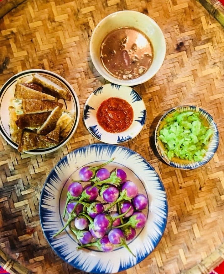 Bữa ăn của người Chăm không thể thiếu bát mắm chấm (Ảnh Kiều Maily)