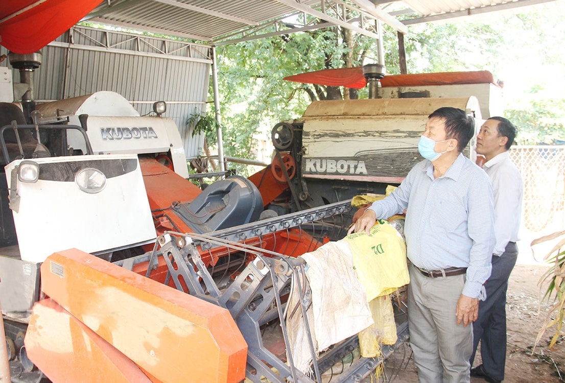 Cán bộ Hội Nông dân huyện Lộc Ninh, xã Lộc Hòa tham quan thiết bị cơ giới hóa của gia đình anh Điểu Ngân, ấp 8B