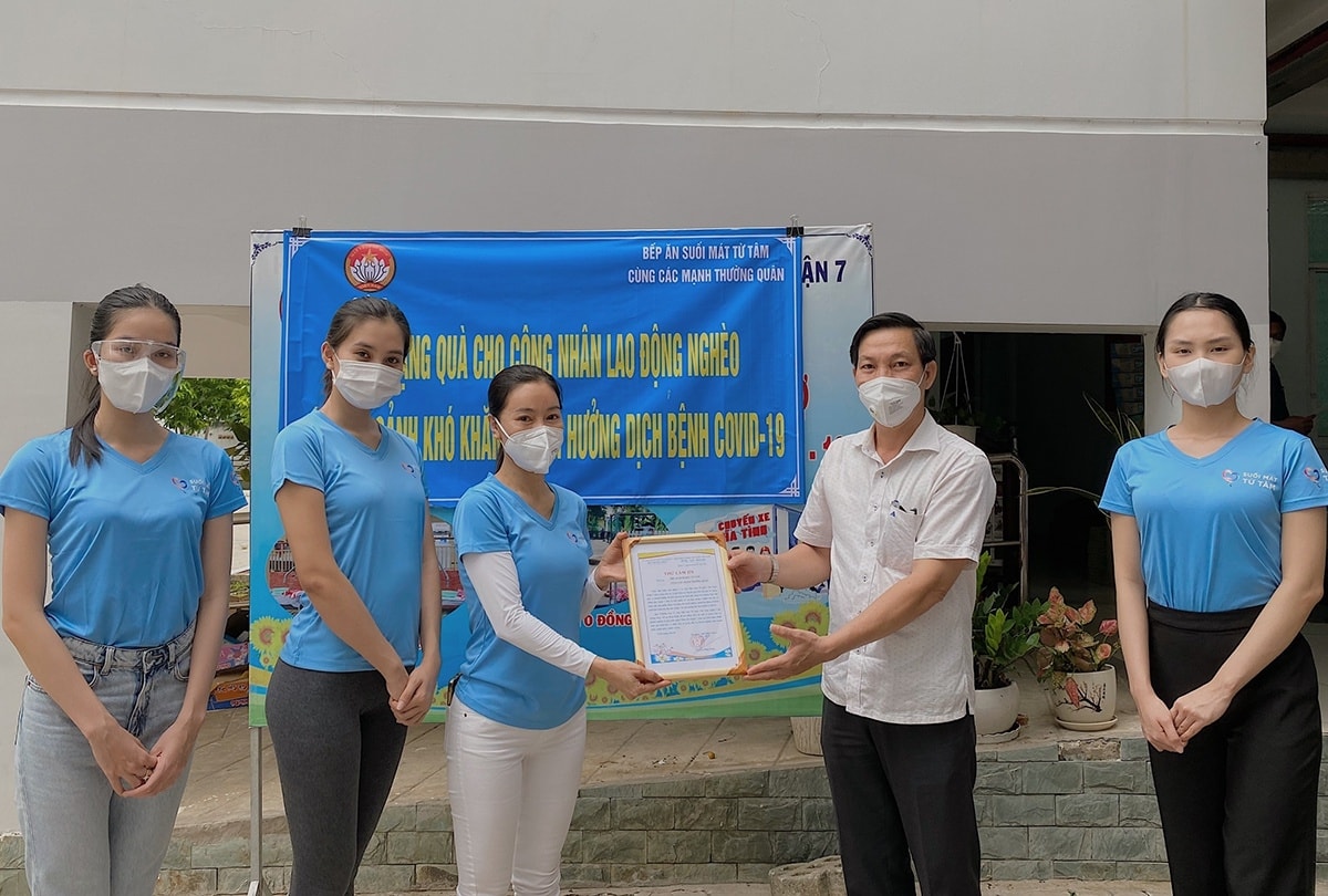 Hoa hậu Tiểu Vy , Á hậu Phương Anh cùng bà Phạm Kim Dung nhận bằng khen từ địa phương. ẢNH: NVCC