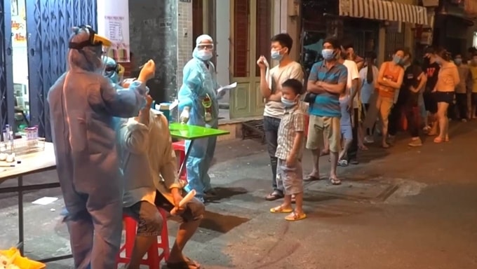 Lấy mẫu xét nghiệm cho người dân tại hẻm 57 Điện Biên Phủ (quận Bình Thạnh) vì có 7 ca COVID-19 liên quan đến điểm nhóm truyền giáo Phục hưng