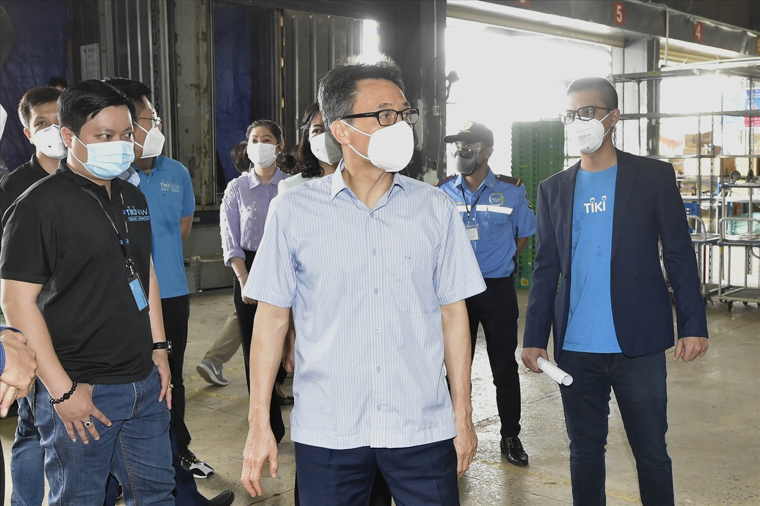 Phó Thủ tướng Vũ Đức Đam kiểm tra kho hàng của Công ty TNHH Tikinow Smart Logistics (Phường 2, quận Tân Bình) - Ảnh: VGP/Đình Nam