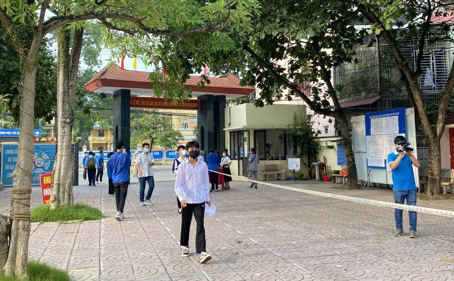 Thí sinh tại Điểm thi trường THPT Ngô Sĩ Liên (TP Bắc Giang) thực hiện giãn cách đảm bảo phòng dịch khi di chuyển vào phòng thi. Ảnh: BGDTĐ