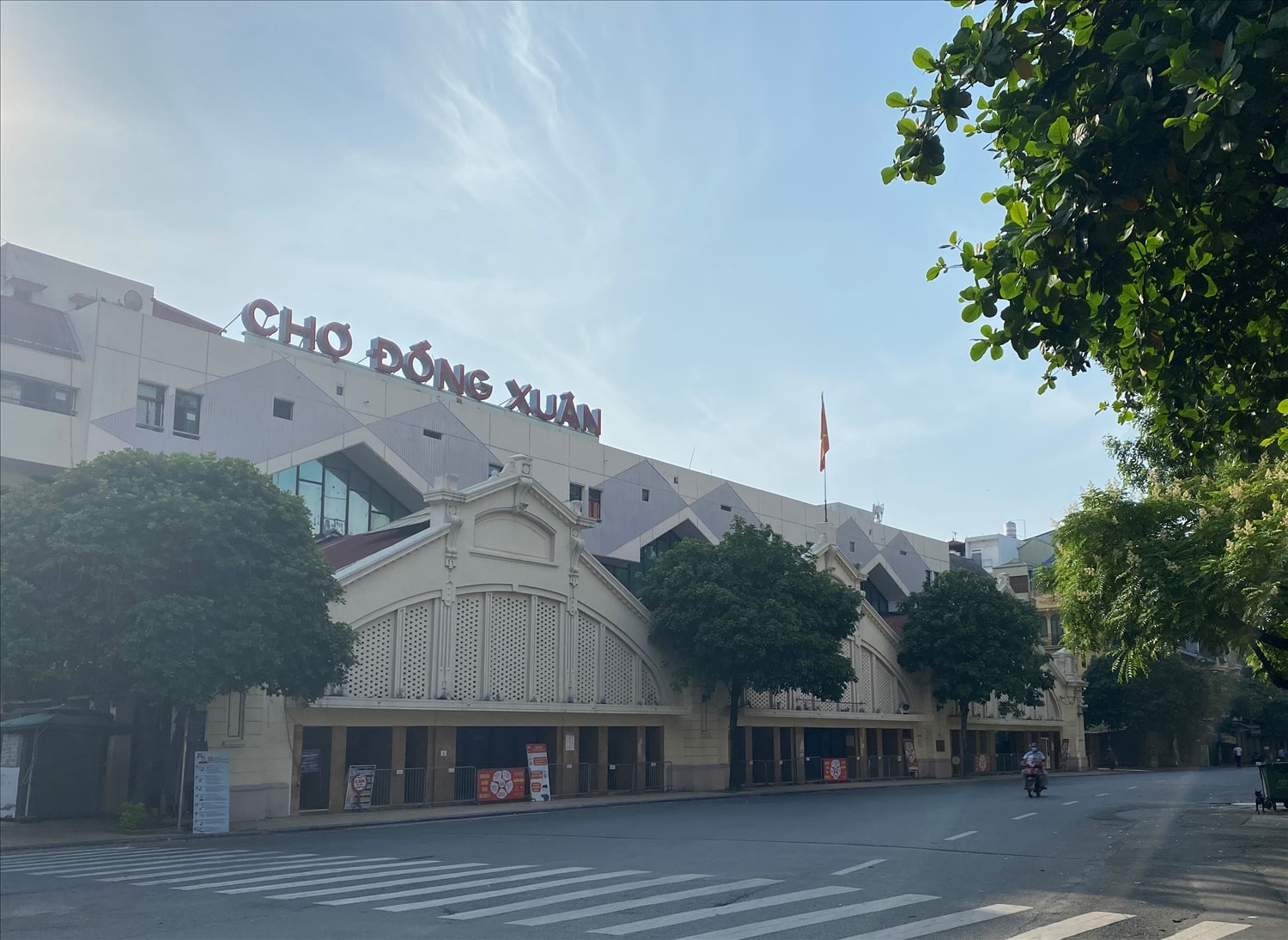 Khu vực chợ Đồng Xuân, quận Hoàn Kiếm vắng lặng 