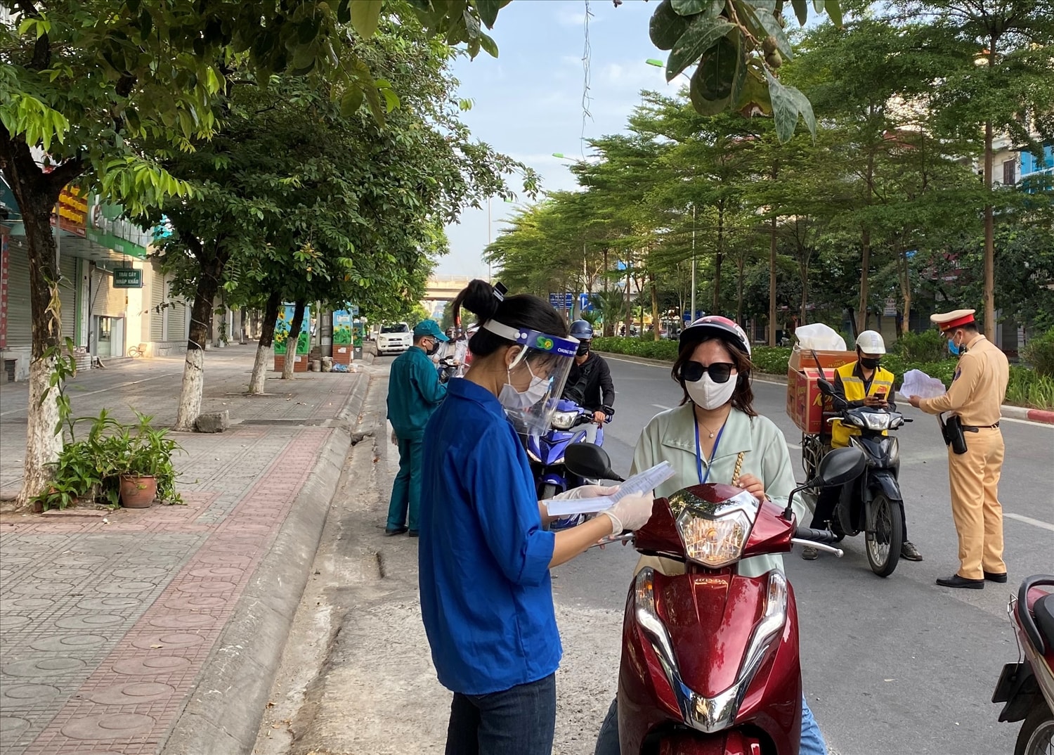 Chị Hoàng Thu Hương, ở phố Trần Đăng Ninh, quận