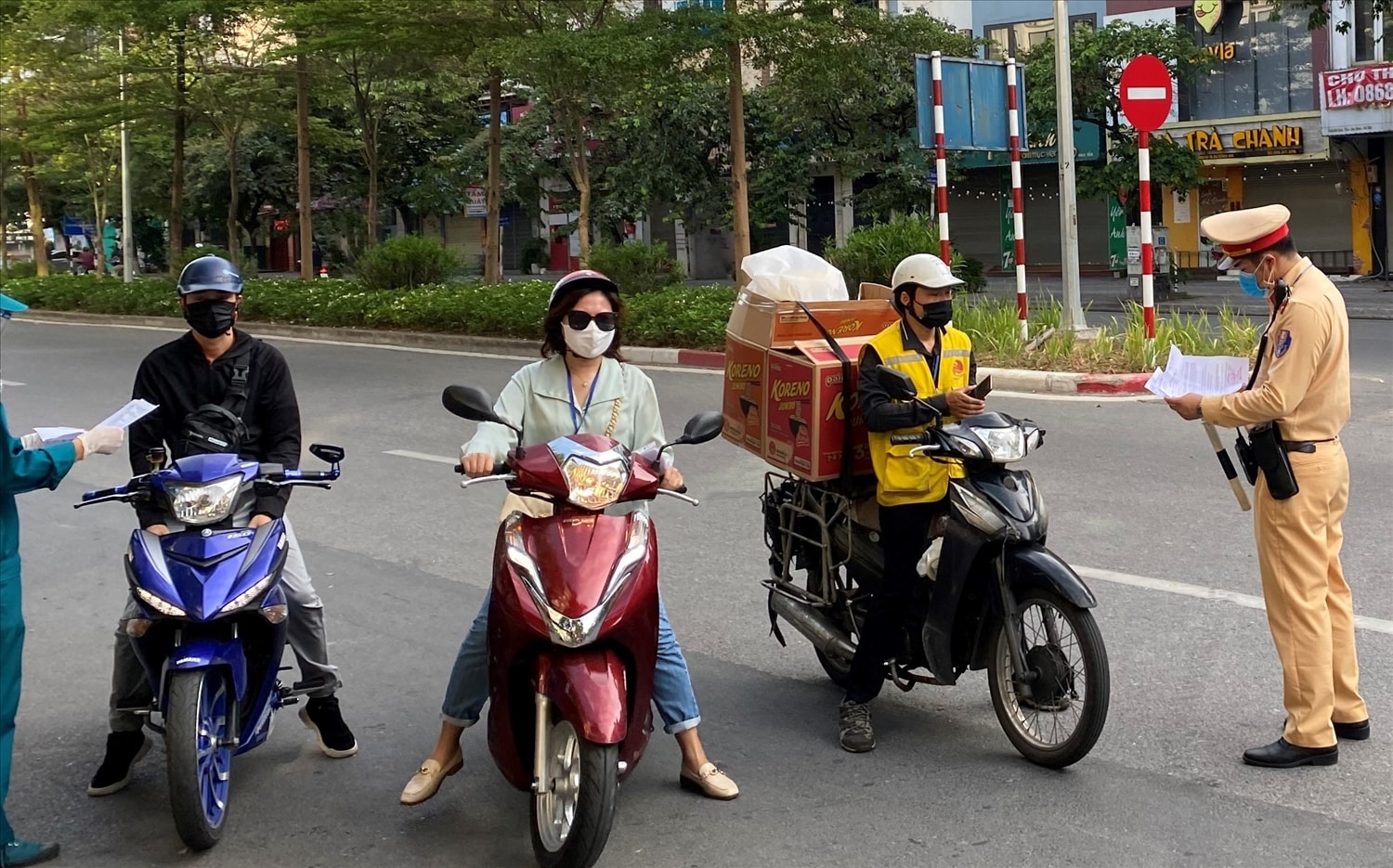 Lực lượng chức năng phường Ngọc Khánh, quận Ba Đình kiểm soát người và phương tiện ra vào địa bàn sáng 7/8