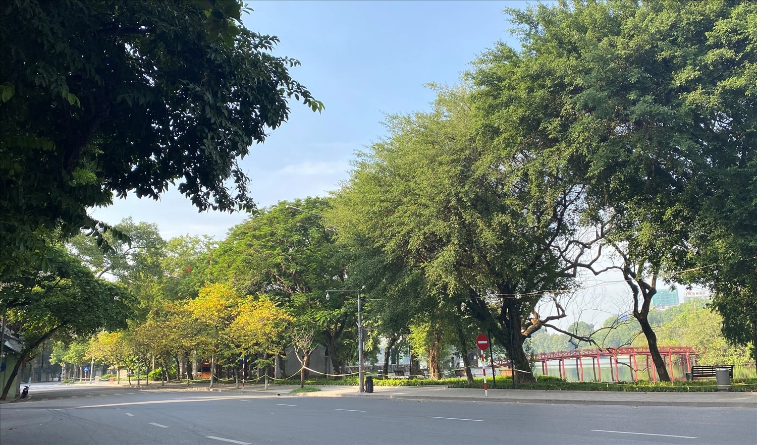 Bờ Hồ Hoàn Kiếm trong ngày đầu giãn cách xã hội (lần thứ hai) 