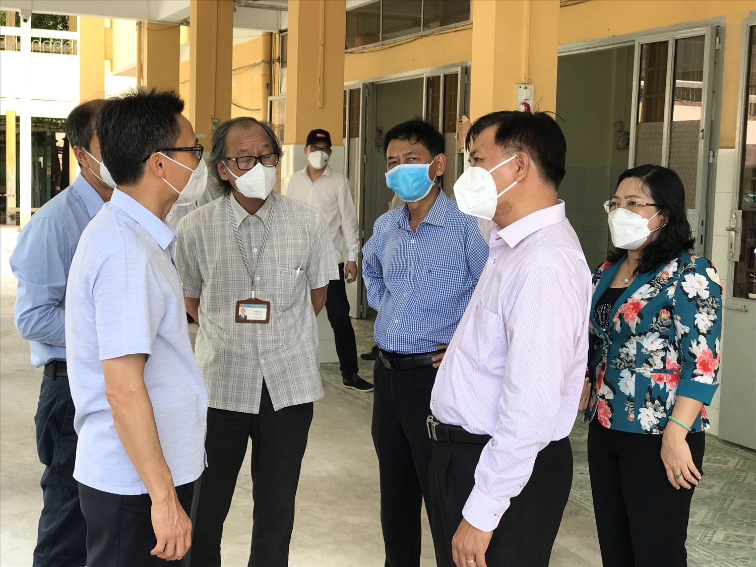 Phó Thủ tướng Chính phủ Vũ Đức Đam và đoàn công tác thăm Bệnh viện dã chiến (tại địa điểm Bệnh viên Sản Nhi cũ)
