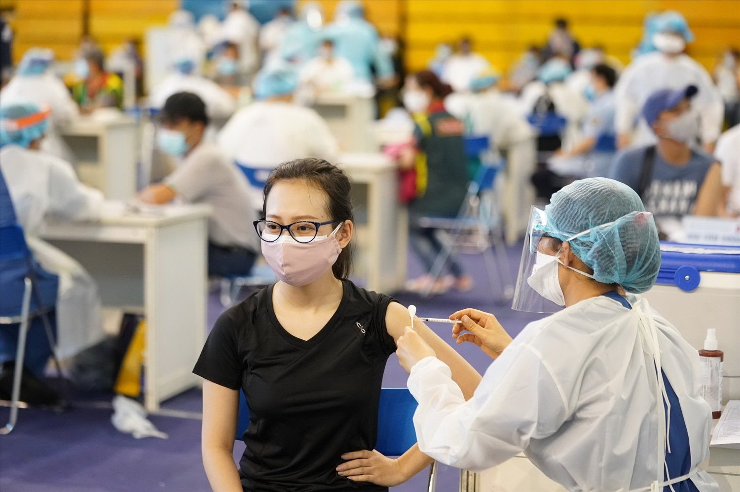 Tiêm chủng vaccine phòng COVID-19 cho người dân sinh sống ở vùng dịch COVID-19. Ảnh minh họa