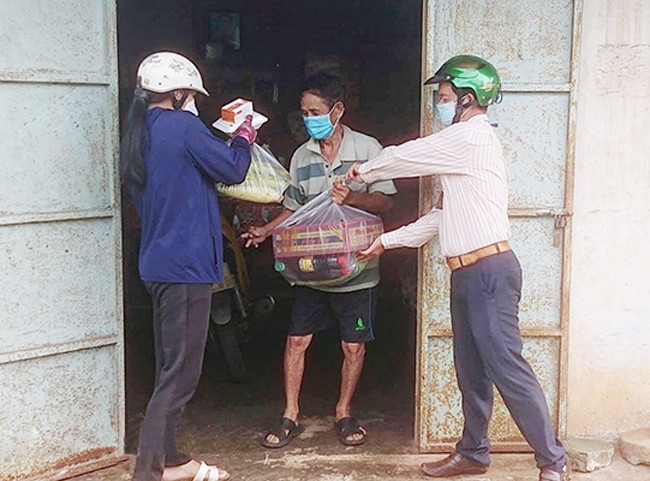 Đồng bào dân tộc thiểu số khó khăn trên địa bàn TP. Long Khánh nhận quà hỗ trợ ủy ban MTTQ thành phố và các mạnh thường quân trao tặng Đồng bào dân tộc thiểu số khó khăn trên địa bàn TP. Long Khánh nhận quà hỗ trợ ủy ban MTTQ thành phố và các mạnh thường quân trao tặng
