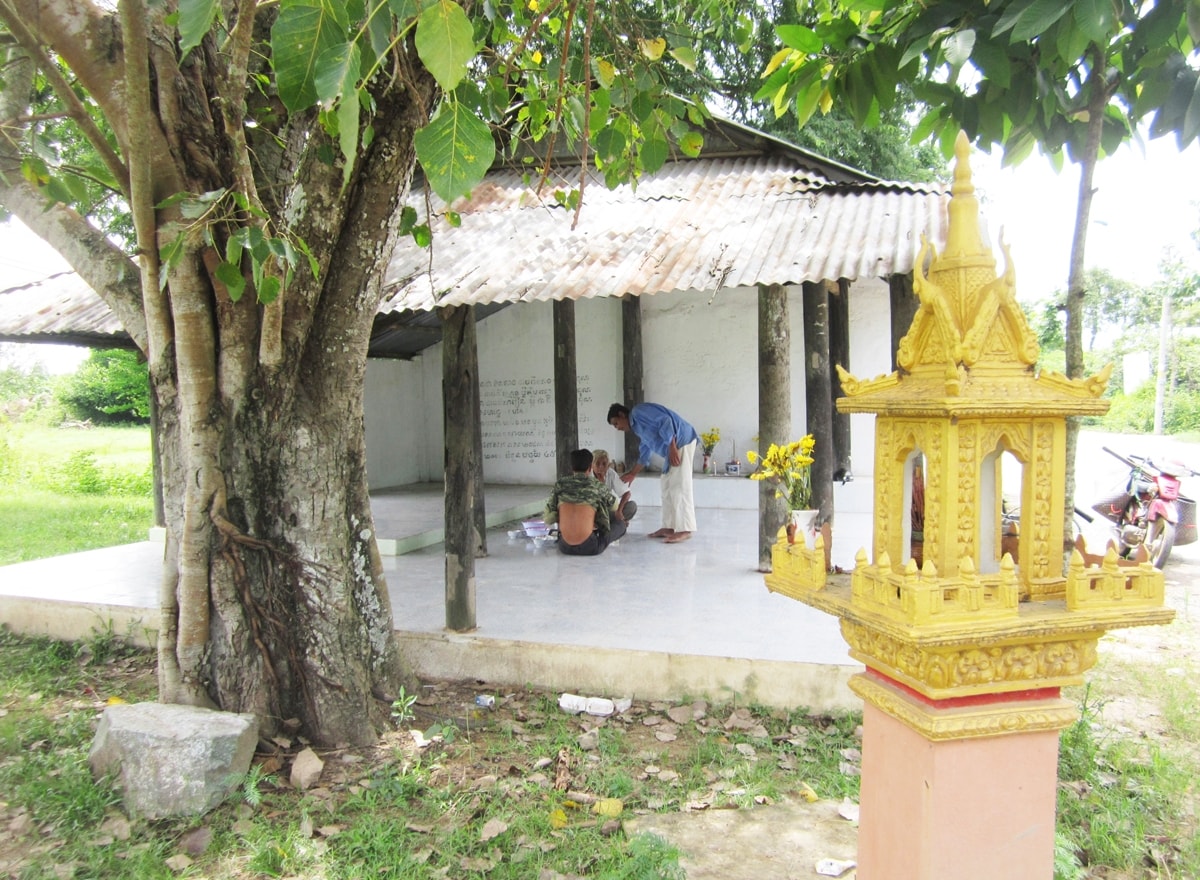 Miếu thờ Neak Tà phum sóc (Neakta Machas Srok) ở ấp Cầu Tre, xã Phú Cần, huyện Tiểu Cần, tỉnh Trà Vinh. (Ảnh chụp trước ngày 27/4/2021) Miếu thờ Neak Tà phum sóc (Neakta Machas Srok) ở ấp Cầu Tre, xã Phú Cần, huyện Tiểu Cần, tỉnh Trà Vinh. (Ảnh chụp trước ngày 27/4/2021)