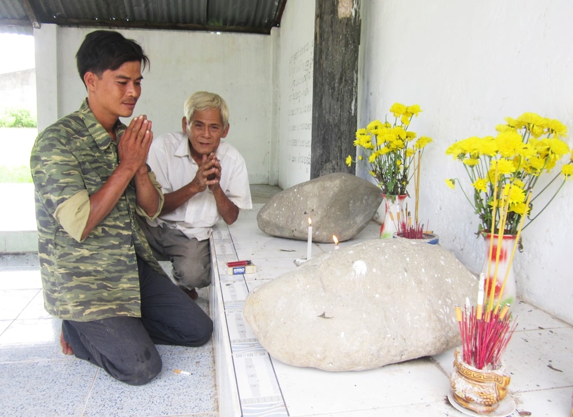 Hằng ngày tại miếu thờ Neak Tà có người Khmer đến khấn vái, cầu xin ông tiếp tục che chở, phù hộ cho mọi người khỏe mạnh. (Ảnh chụp trước ngày 27/4/2021) Hằng ngày tại miếu thờ Neak Tà có người Khmer đến khấn vái, cầu xin ông tiếp tục che chở, phù hộ cho mọi người khỏe mạnh. (Ảnh chụp trước ngày 27/4/2021)