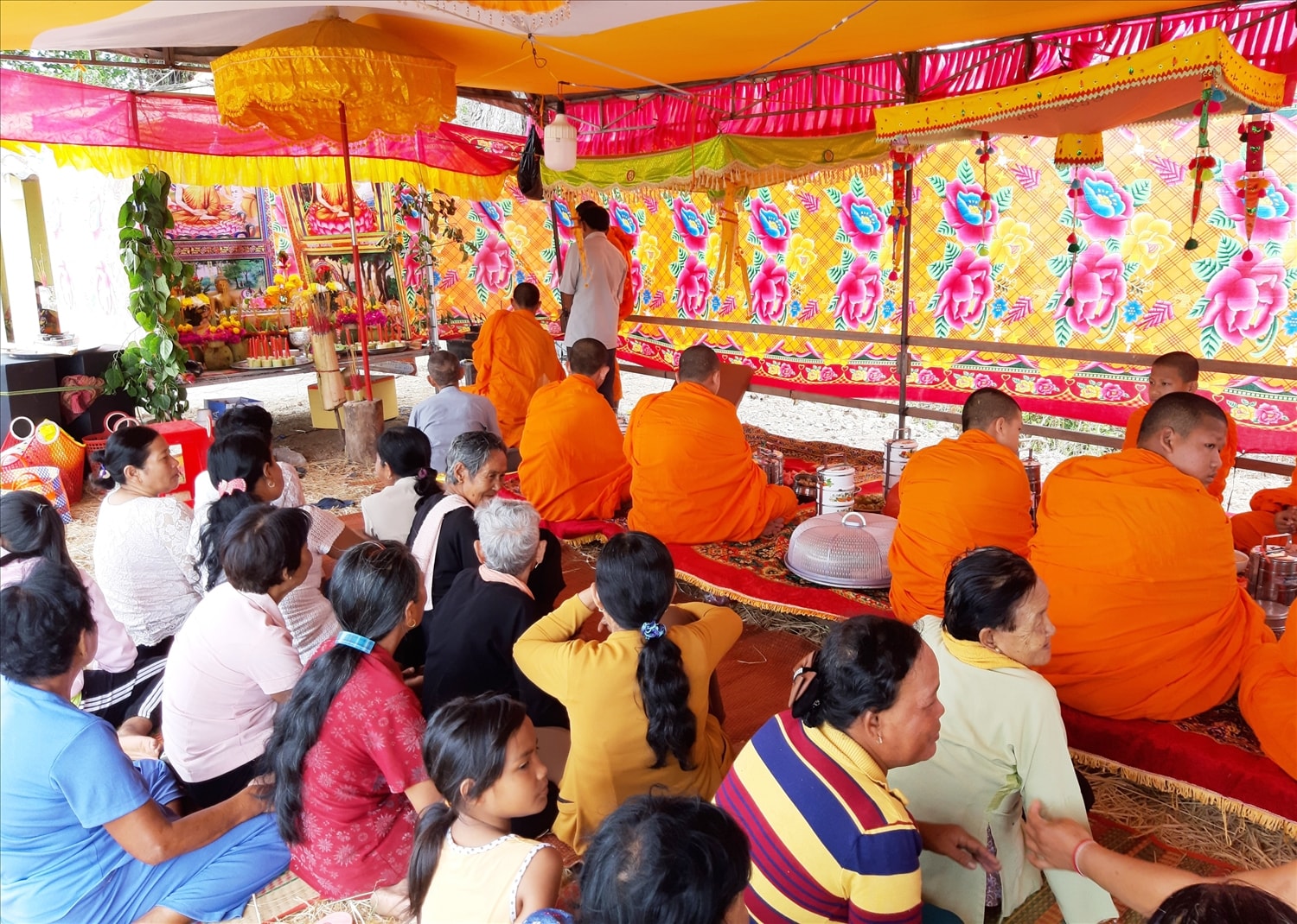Hằng năm, đồng bào Khmer trong phum sóc mang lễ vật tổ chức cúng tế Neak Tà tại Thala của phum sóc. (Ảnh chụp trước ngày 27/4/2021) Hằng năm, đồng bào Khmer trong phum sóc mang lễ vật tổ chức cúng tế Neak Tà tại Thala của phum sóc. (Ảnh chụp trước ngày 27/4/2021)