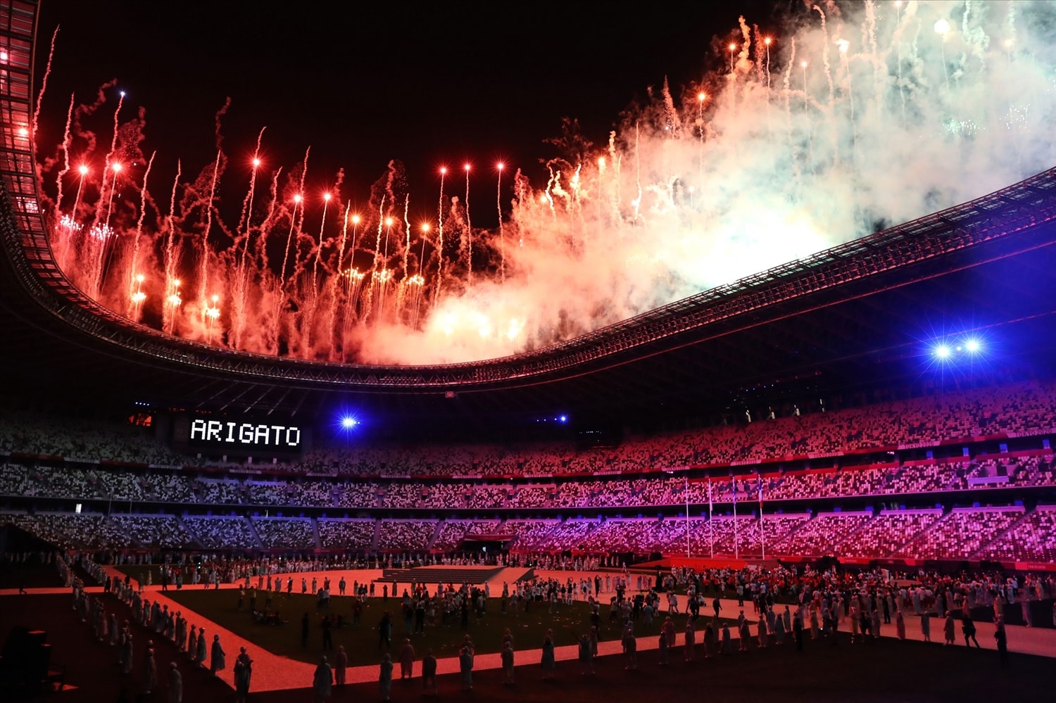 Pháo hoa rực sáng sân vận động Olympic cùng lời cảm ơn của nước chủ nhà trong lễ bế mạc Olympic Tokyo 2020. (Ảnh: Getty Image) Pháo hoa rực sáng sân vận động Olympic cùng lời cảm ơn của nước chủ nhà trong lễ bế mạc Olympic Tokyo 2020. (Ảnh: Getty Image)