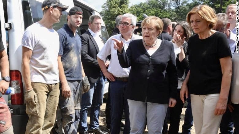 Thủ tướng Đức Angela Merkel (thứ hai từ phải sang) và Thủ hiến bang Rhineland-Palatinate Malu Dreyer (ngoài cùng bên phải) nói chuyện với người dân trong chuyến thăm đến Schuld vào ngày 18/7 sau khi trận lũ lụt xảy ra 