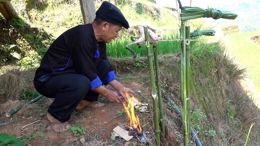 Lễ cúng ruộng để tỏ lòng biết ơn với đất mẹ, thổ công, thổ địa và mong muốn thổ công, thổ địa sẽ bảo vệ một vụ mùa tươi tốt không sâu bệnh hại, ruộng không bị sạt bờ. Trong ảnh: Gia chủ tiến hành Lễ cúng ruộng. (Ảnh: Tuấn Anh/TTXVN)