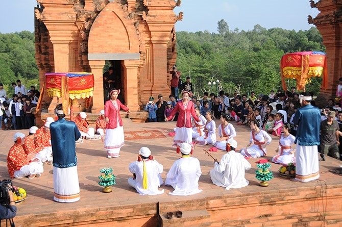  Tháp Chăm là không gian đặc biệt tâm linh đối với người Chăm. Vì vậy, công trình xây dựng tại Làng Văn hóa - Du lịch các dân tộc Việt Nam có một ý nghĩa  quan trọng với đồng bào Chăm khi ra sinh hoạt tại đây