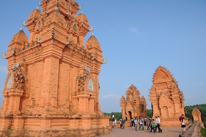 Ngôi Tháp được xây dựng theo đúng nguyên mẫu và tỷ lệ tương đương với tháp Poklong Garai ở tỉnh Ninh Thuận