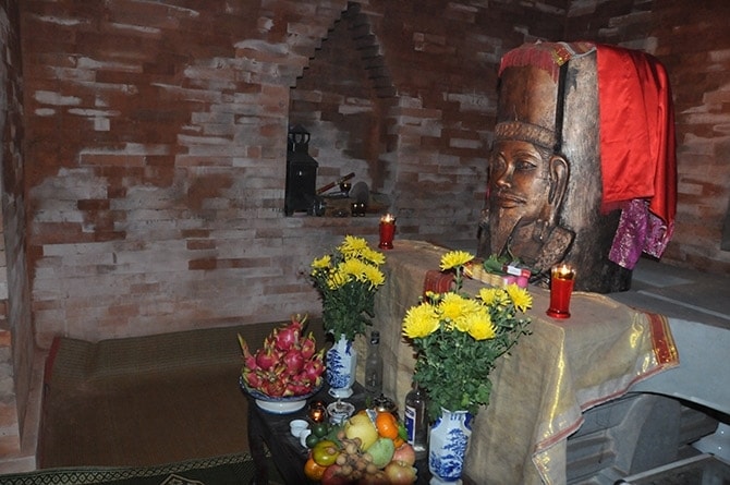 Theo quan niệm người Chăm, Tháp đây là nơi để đồng bào Chăm tưởng nhớ đến những vị vua chúa đã có công với dân tộc, mang lại ấm no cho dân tộc Chăm.