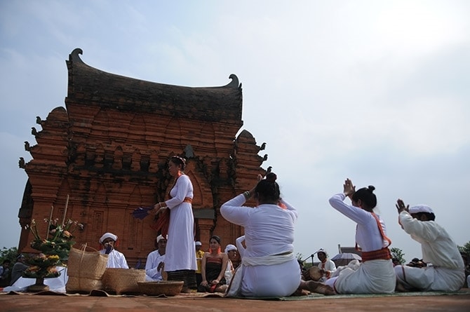 Trong năm, đồng bào Chăm có nhiều lễ hội, thu hút sự tham gia của cộng đồng. Trong đó có lễ hội cầu mưa, lễ hội Ka-tê, lễ hội Ranuwan, lễ hội Roya Phik-trok, lễ hội Tháp Bà Po Nagar, lễ mở cửa tháp…