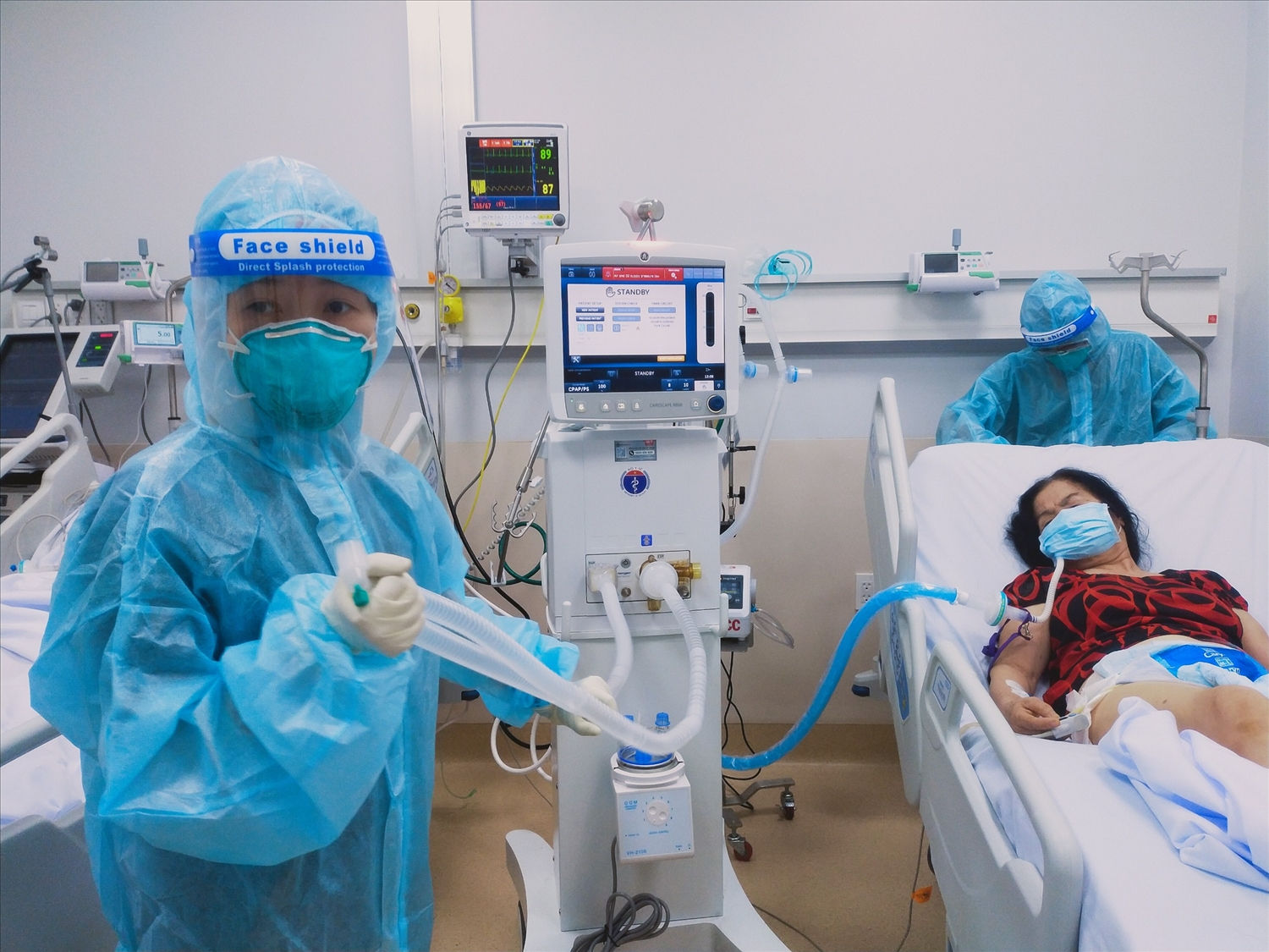 Các bệnh viện điều trị bệnh nhân Covid-19 đang quá tải