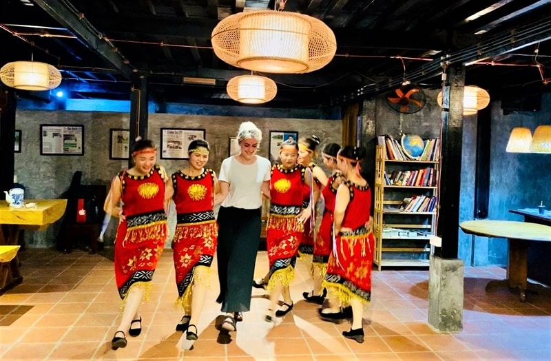 Khách du lịch nước ngoài giao lưu văn nghệ với bà con địa phương tại Mr Linh's Lakeside Lodge (Ba Bể, Bắc Kạn)