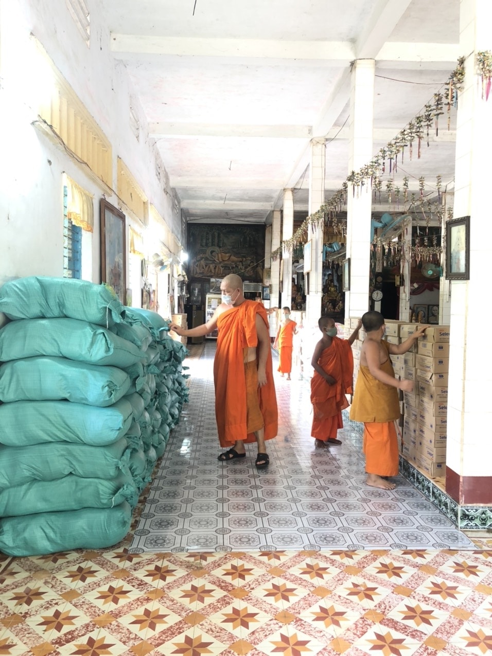 Thượng tọa Lý Minh Đức cùng các sư sãi chùa Som Rông chuẩn bị quà chuyển đến xã Vĩnh Hải