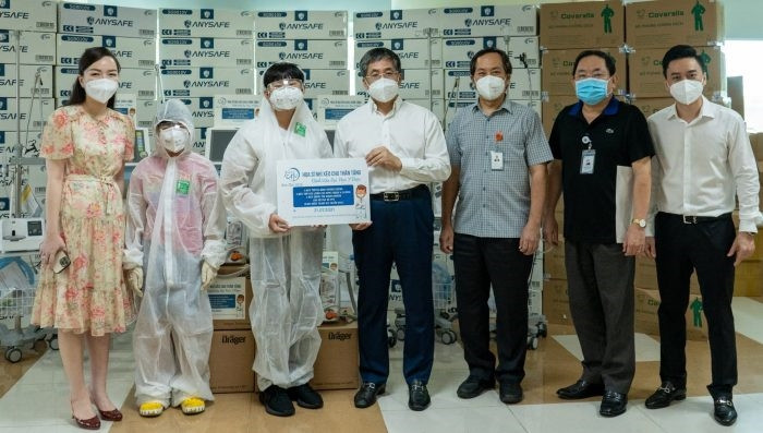 Xèo Chu và gia đình trao tặng trang thiết bị y tế hỗ trợ bệnh viện Đại học Y Dược TP. Hồ Chí Minh trong công tác điều trị, phòng chống Covid-19. Ảnh: nhân vật cung cấp