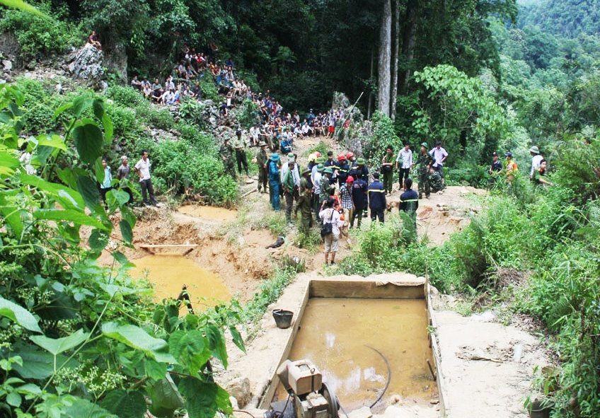 Lực lượng cứu hộ đưa 3 thi thể phu vàng ra ngoài trong vụ tai nạn tại hang Kịt vào tháng 6/2016 Lực lượng cứu hộ đưa 3 thi thể phu vàng ra ngoài trong vụ tai nạn tại hang Kịt vào tháng 6/2016