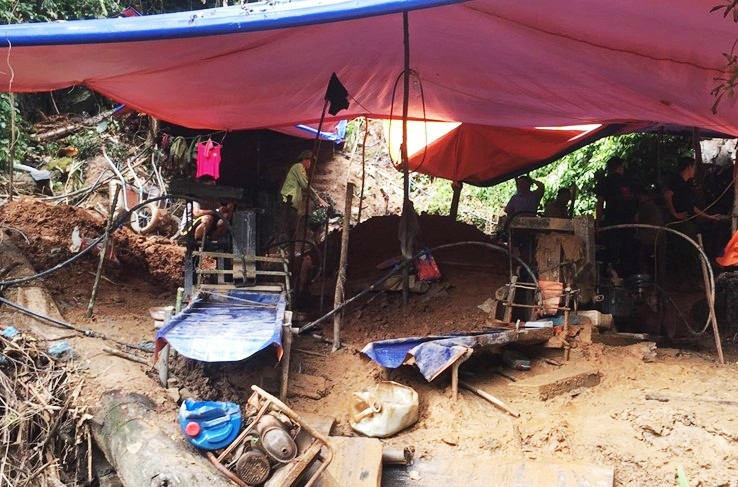Hiện trường 1 vụ khai thác vàng trái phép ở Bãi Kịt Hiện trường 1 vụ khai thác vàng trái phép ở Bãi Kịt