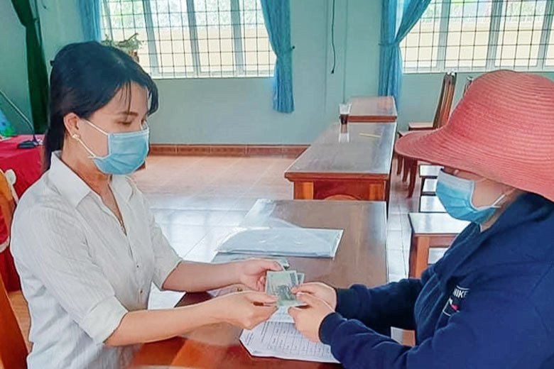 Huyện Đạ Huoai thực hiện việc chi tiền hỗ trợ dịch bệnh Covid-19 đến các đối tượng đồng bào DTTS