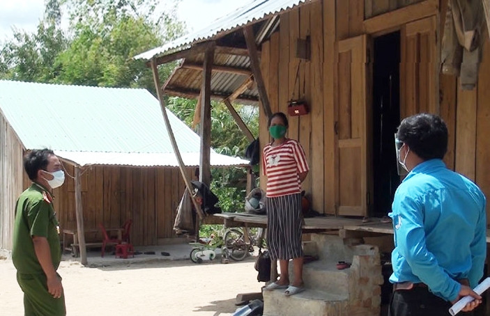 Cán bộ xã Ea Bia, huyện Sông Hinh vận động một gia đình có người thân ở TP. Hồ Chí Minh chuẩn bị về đến khu cách ly tập trung của xã