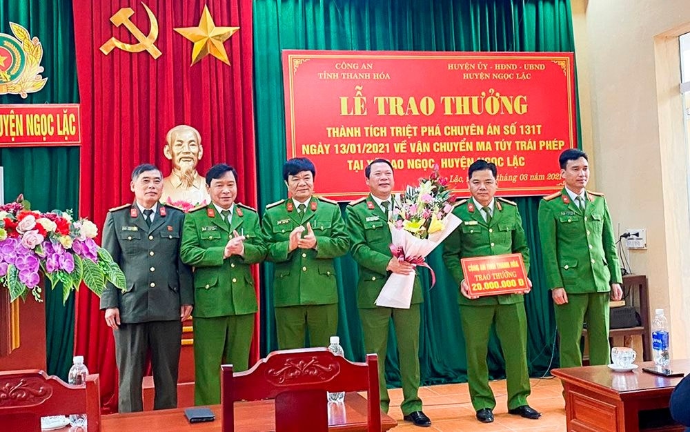  Lãnh đạo Công an tỉnh Thanh Hóa trao thưởng cho Công an huyện Ngọc Lặc do có thành tích xuất sắc trong công tác đấu tranh phòng chống tội phạm ma túy