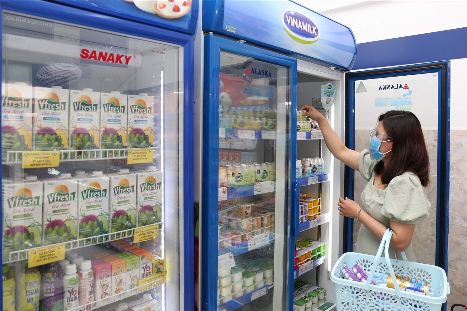 Với hệ thống 500 cửa hàng chính thức và gần 250.000 điểm bán trên toàn quốc - tại bất cứ đâu người tiêu dùng đều có thể mua được các sản phẩm Vinamilk mình yêu thích (Hình tư liệu) Với hệ thống 500 cửa hàng chính thức và gần 250.000 điểm bán trên toàn quốc - tại bất cứ đâu người tiêu dùng đều có thể mua được các sản phẩm Vinamilk mình yêu thích (Hình tư liệu)
