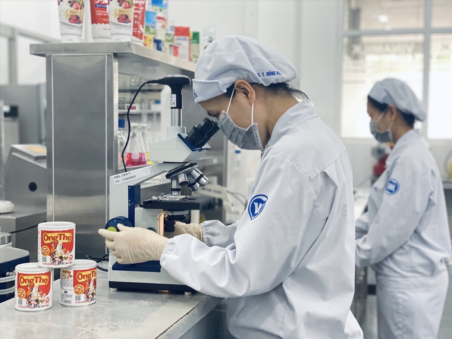 Sản phẩm Vinamilk chinh phục và có được sự gắn bó của người tiêu dùng Việt Nam nhờ luôn khẳng định được chất lượng và không ngừng đổi mới Sản phẩm Vinamilk chinh phục và có được sự gắn bó của người tiêu dùng Việt Nam nhờ luôn khẳng định được chất lượng và không ngừng đổi mới