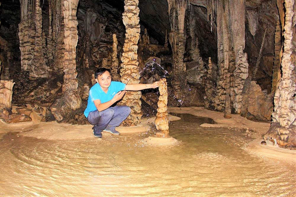Trong hang có nhiều vũng nước trong mát lạnh.