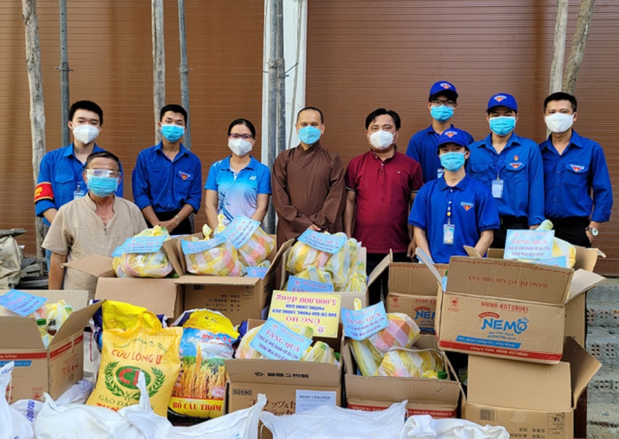 Đại đức Thích Thanh Nguyên cùng tăng chúng chuẩn bị nhiều phần quà
