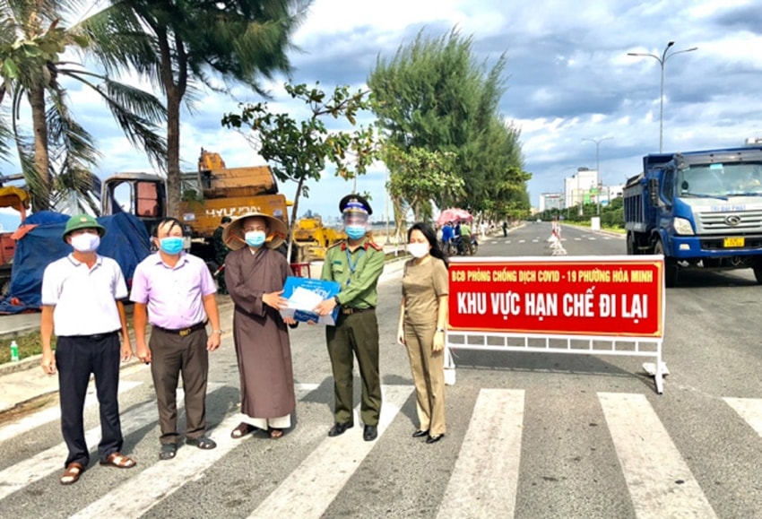 Ni sư Thích Nữ Giới Hảo và Tịnh Thất Diệu Quang hỗ trợ và tiếp trợ nước uống hằng ngày cho các chốt trên địa bàn phường Hòa Hiệp Bắc 