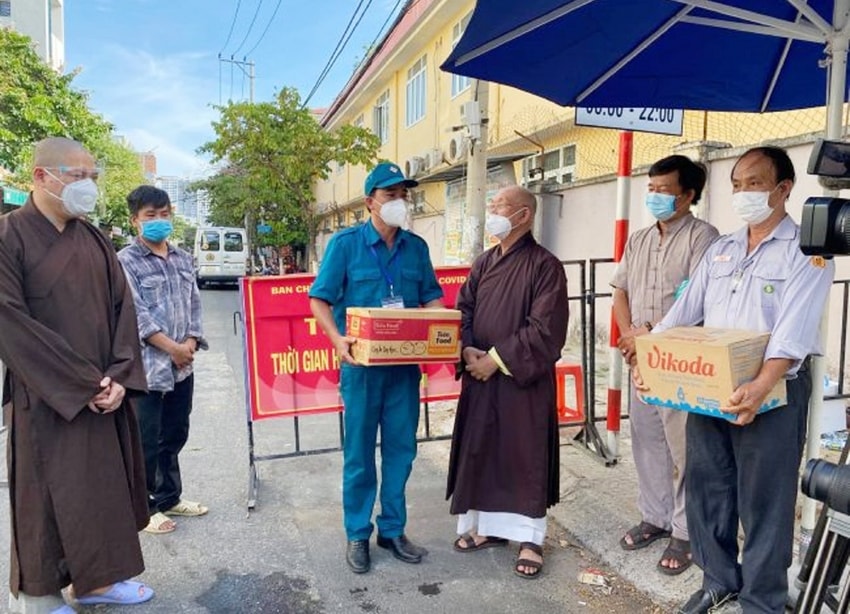 Đại đức Thích Thông Đạo, Hòa Thượng Thích Trí Viên và Phật tử trao  quà hỗ trợ cho cơ quan chức năng