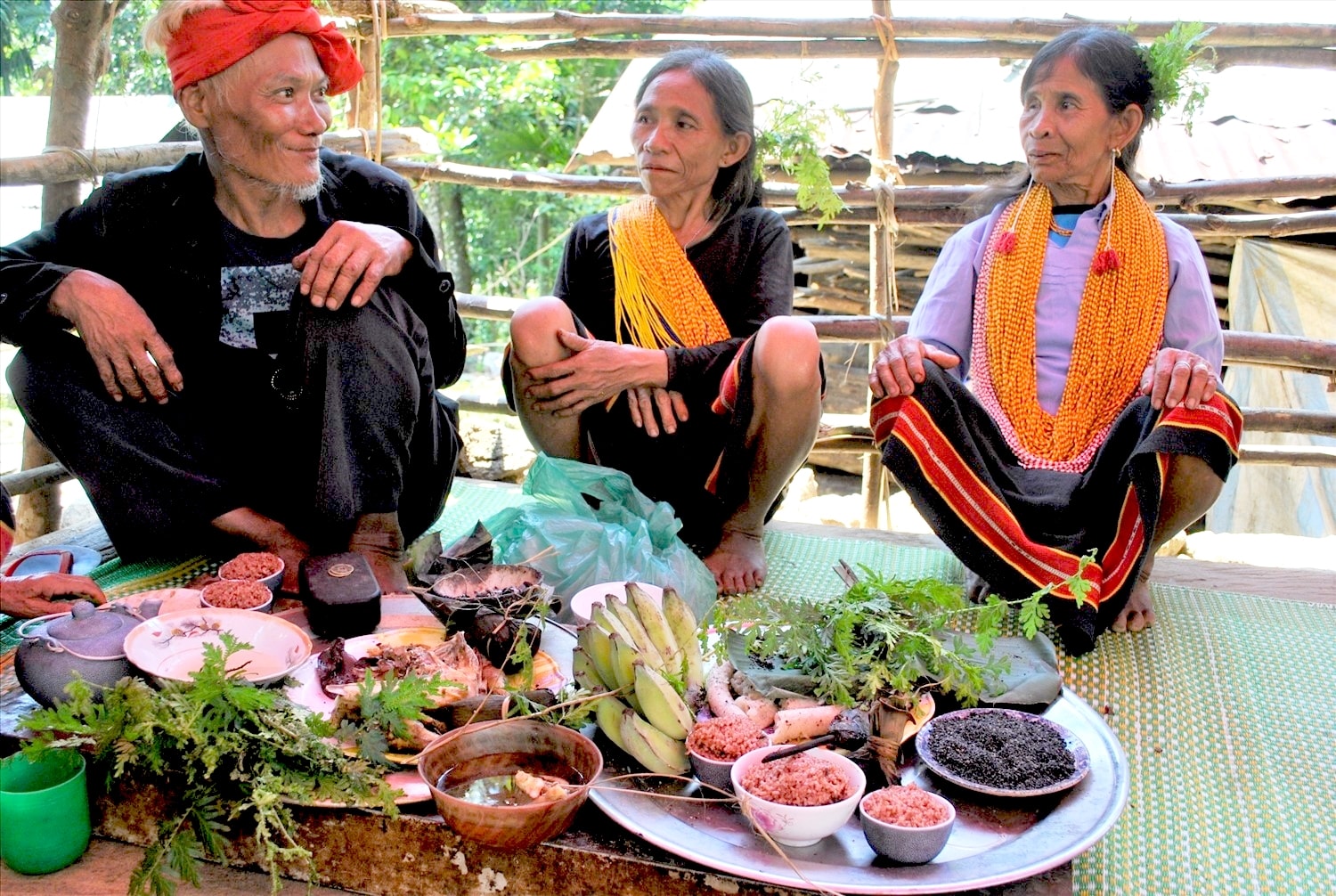 Mâm cúng trong Lễ Ká-pêê-nau của người Ca Dong ở huyện Bắc Trà My (Quảng Nam)