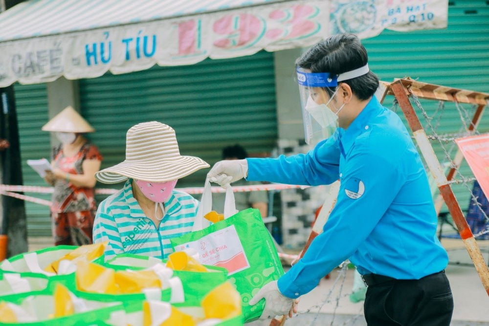 Tuổi trẻ cả nước đã tổ chức các hoạt động trao tặng nhu yếu phẩm cho người dân có hoàn cảnh khó khăn bị ảnh hưởng bởi dịch Covid-19. Ảnh: TWĐ